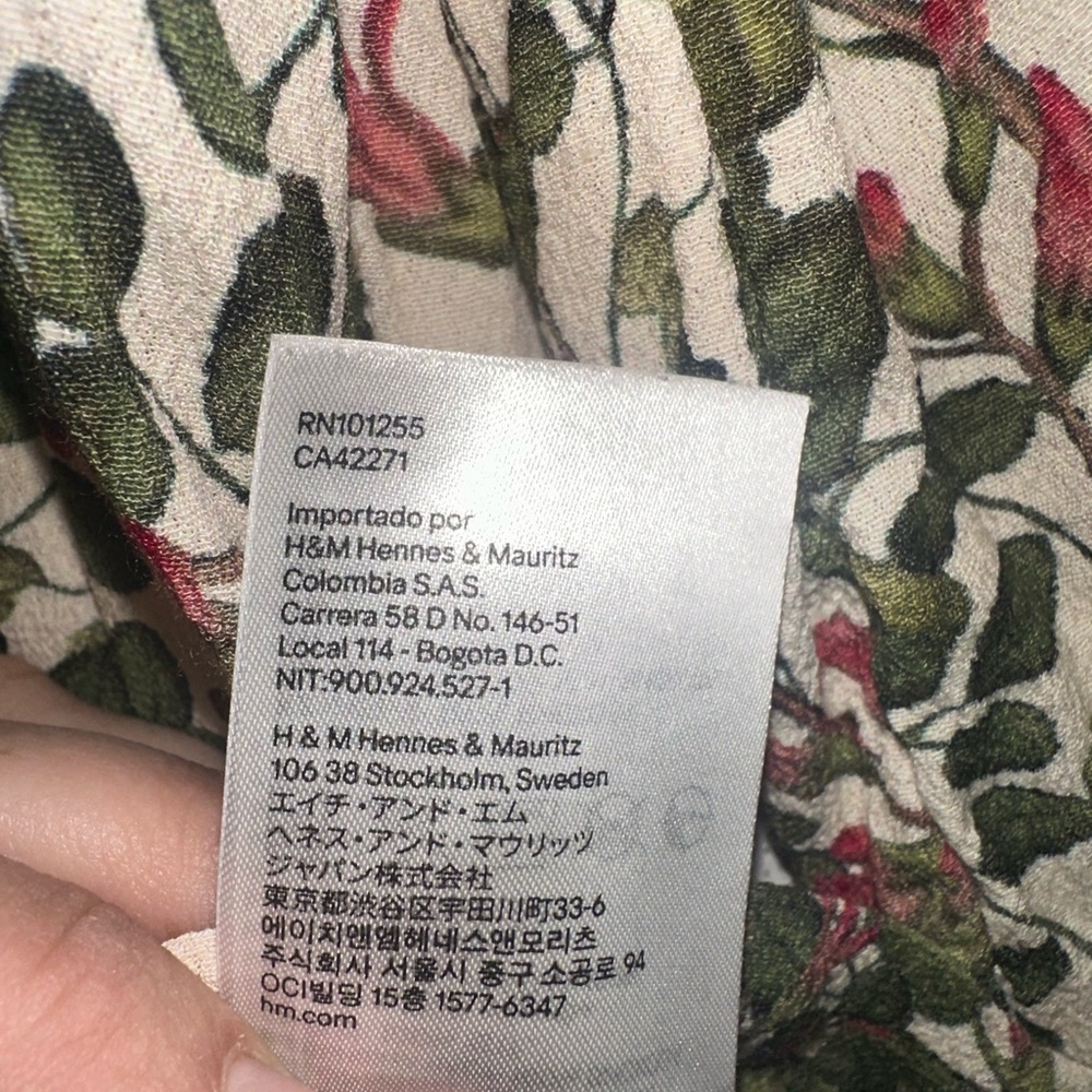 Women’s H&M butterfly 🦋 and flower 🌸 blouse (L) - Picture 4 of 8